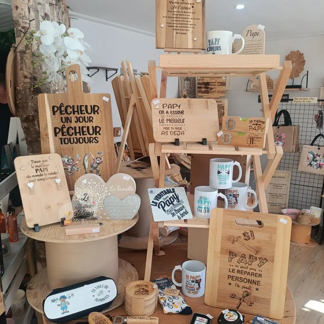 L'intérieur de la boutique Mon Truc en Bois, avec ses étagères de pièces gravées