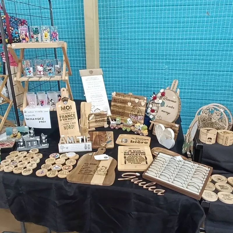 Le stand Mon Truc en Bois en salon, avec des planches, plaques et porte-clés gravés